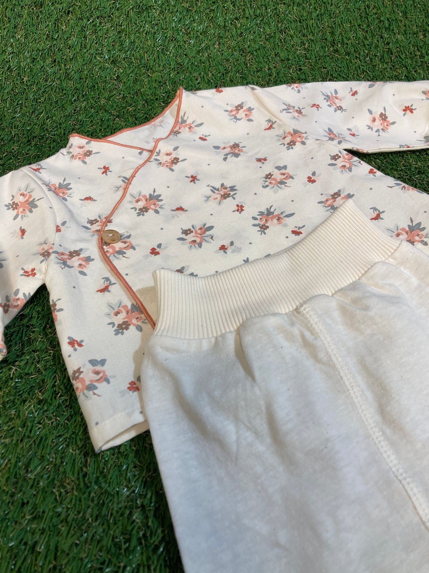 Ensemble 2 pièces avec blouse fleurie 1M