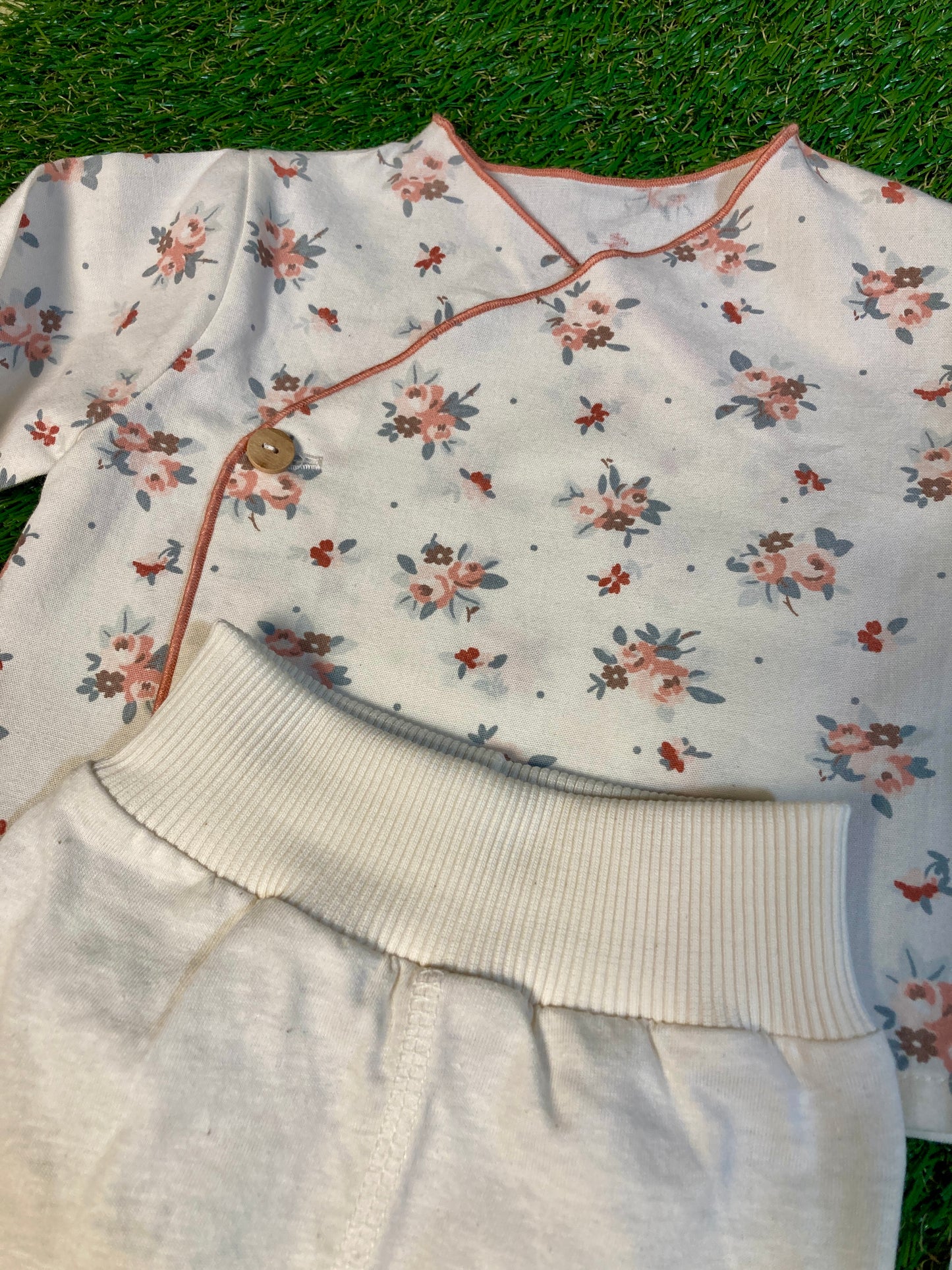 Ensemble 2 pièces avec blouse fleurie 1M